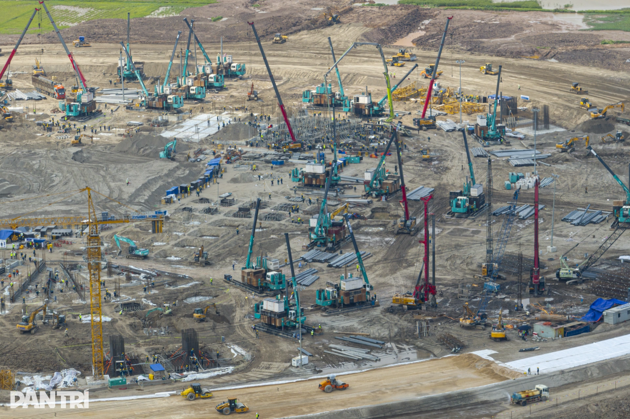 k1体育
液压静力压桩机集群作业，为越南最大体育场筑牢根基