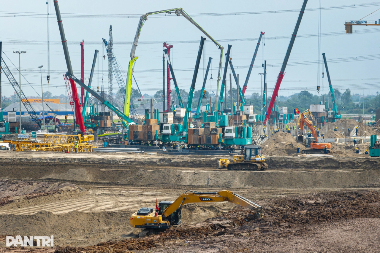 k1体育
液压静力压桩机集群作业，为越南最大体育场筑牢根基