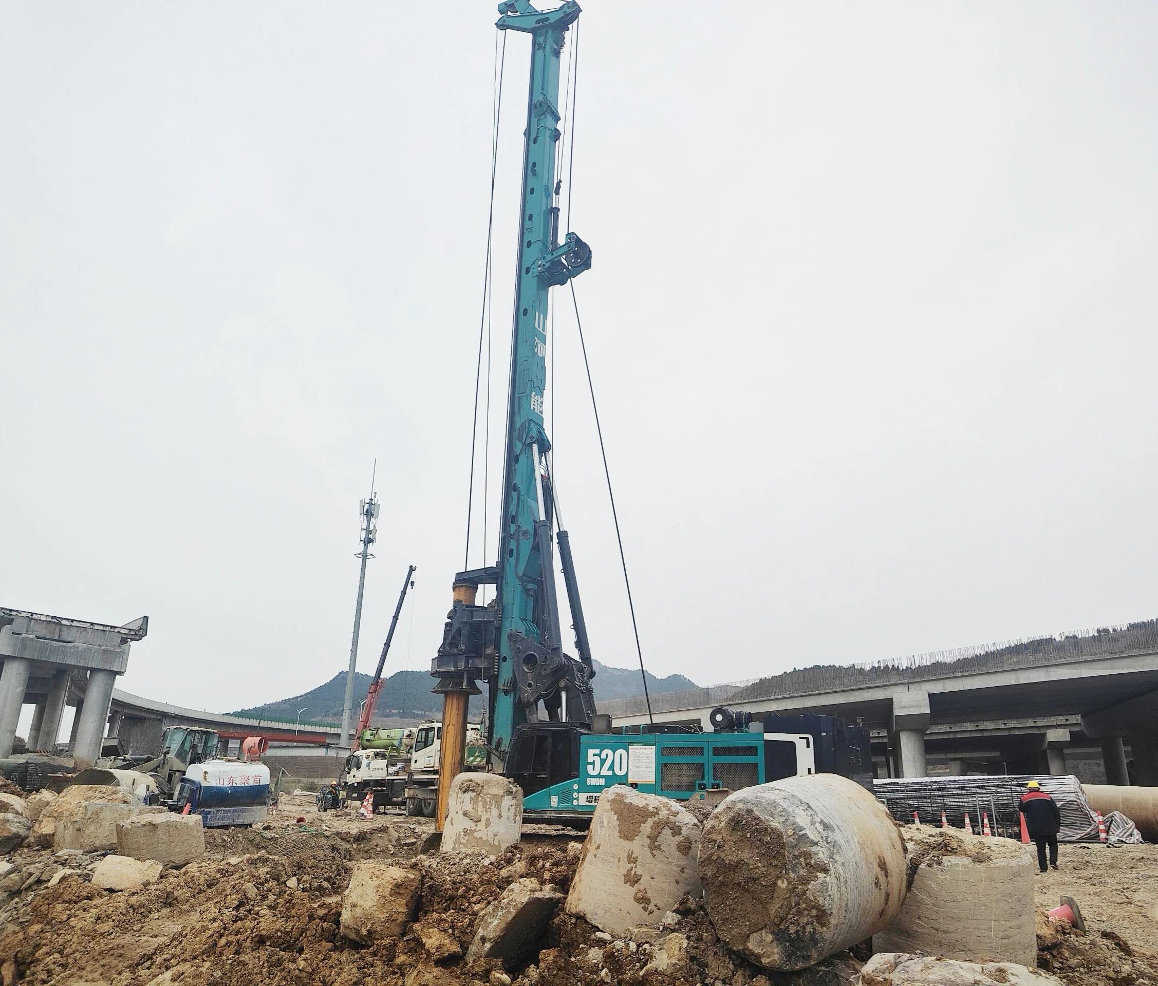 “亮剑”济南绕城改扩建项目，k1体育
增程式电动旋挖钻机高效入岩受好评