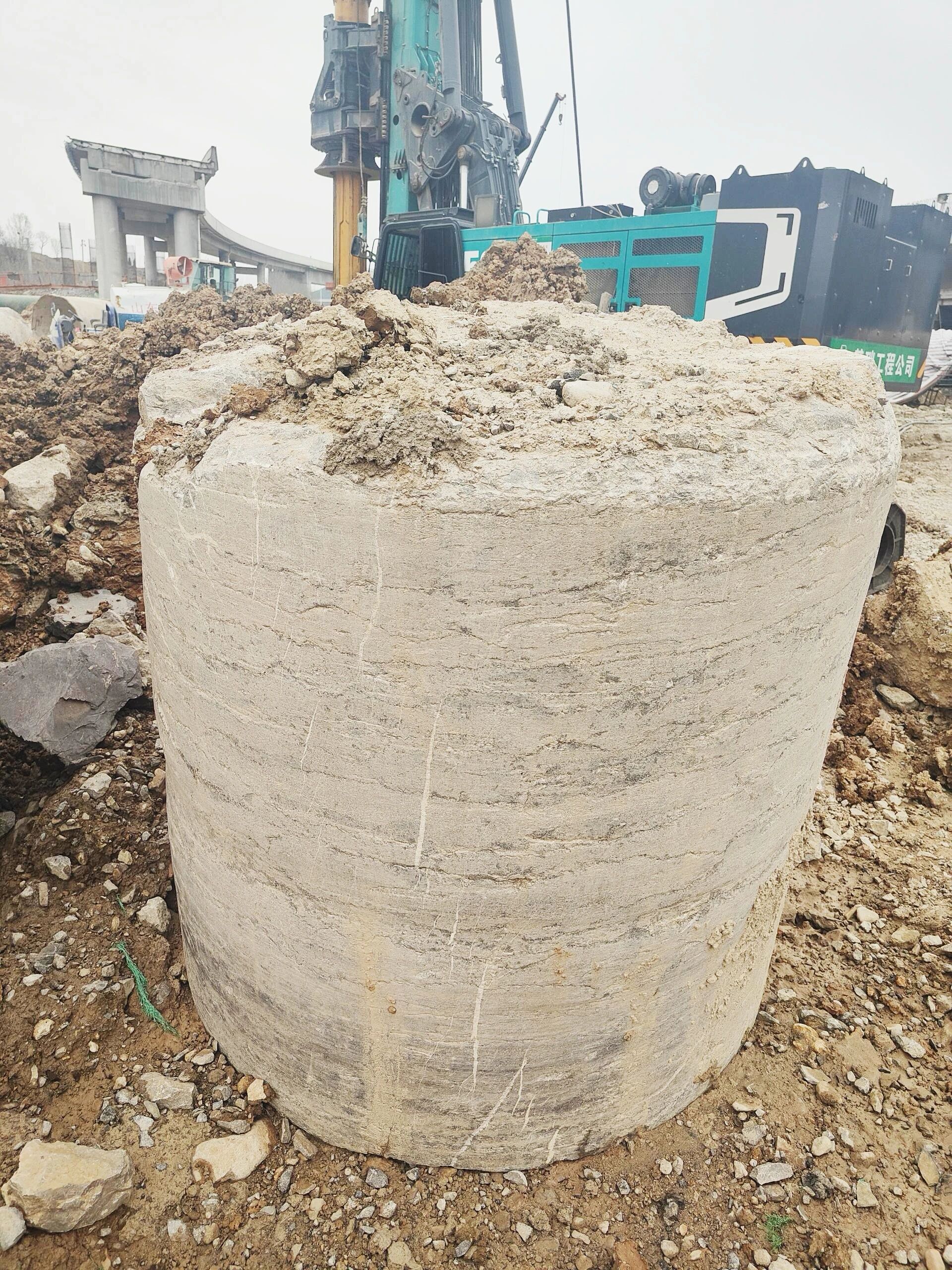 “亮剑”济南绕城改扩建项目，k1体育
增程式电动旋挖钻机高效入岩受好评